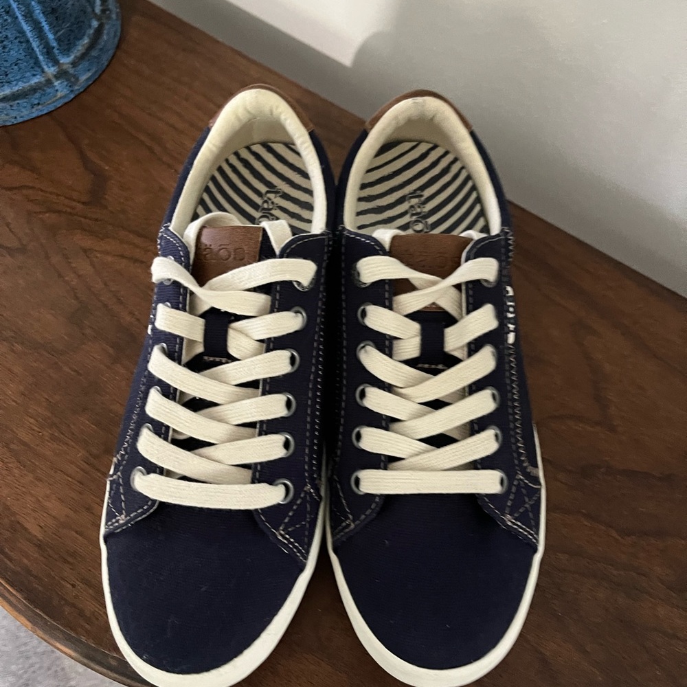 Taos Star Burst Sneaker. Women’s size 8 Brand New